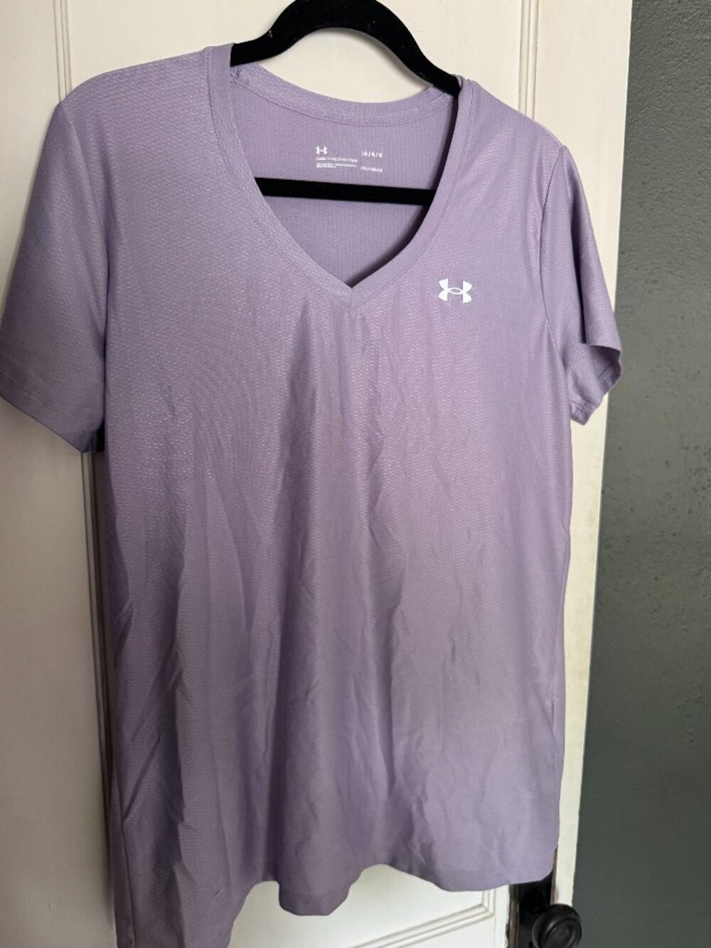 Under Armour Women's Light Purple Lavender Athletic Top Size LARGE, Loose Fit
